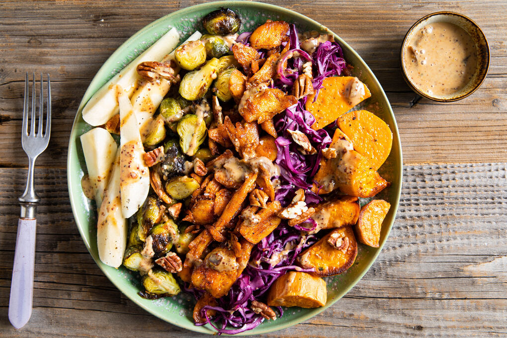 Veganer „Hähnchen“-Salatteller mit Rosenkohl, Birne und Pekannuss