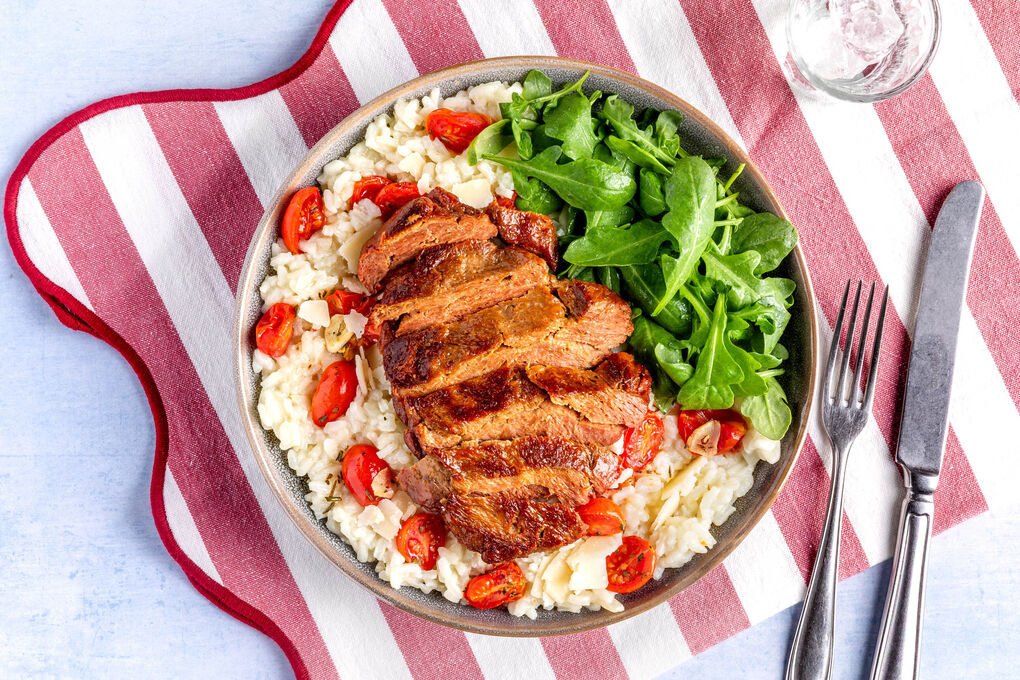 Risotto mit Veggie-Steak und gerösteten Rosmarin-Tomaten