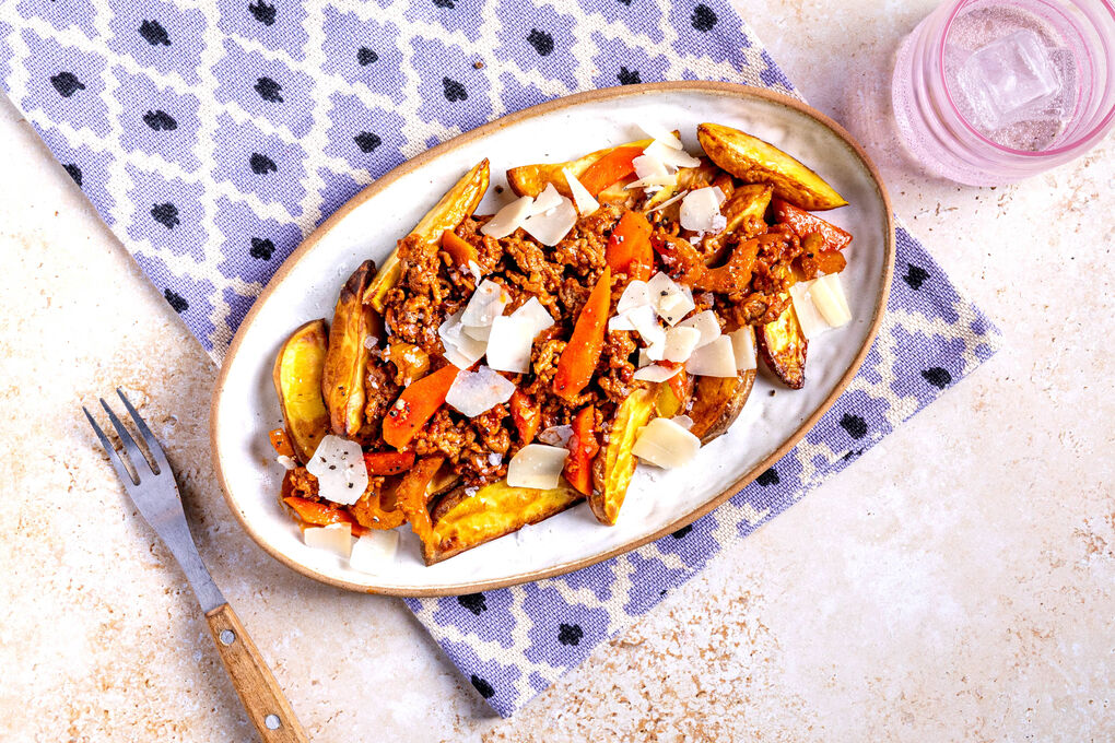 „Loaded Fries“ mit Bio-Bolognese und aromatischem Gemüse
