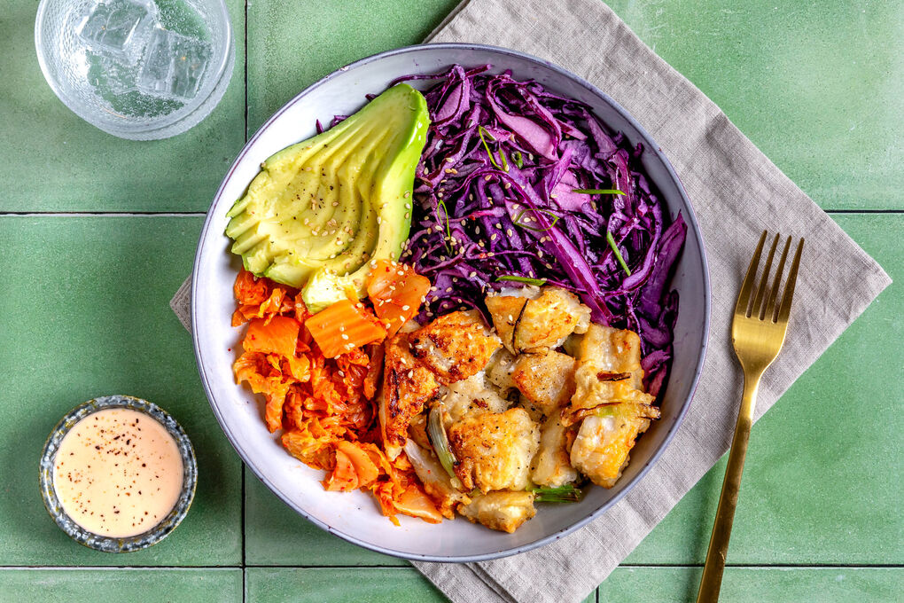 Knusprige Alaska-Seelachs-Bowl mit Avocado mit Kimchi und Rotkohl-Slaw