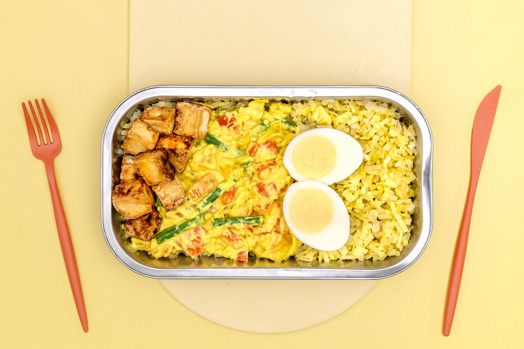 Tofu-Gemüse-Curry mit Ei Low Carb mit Brokkolireis