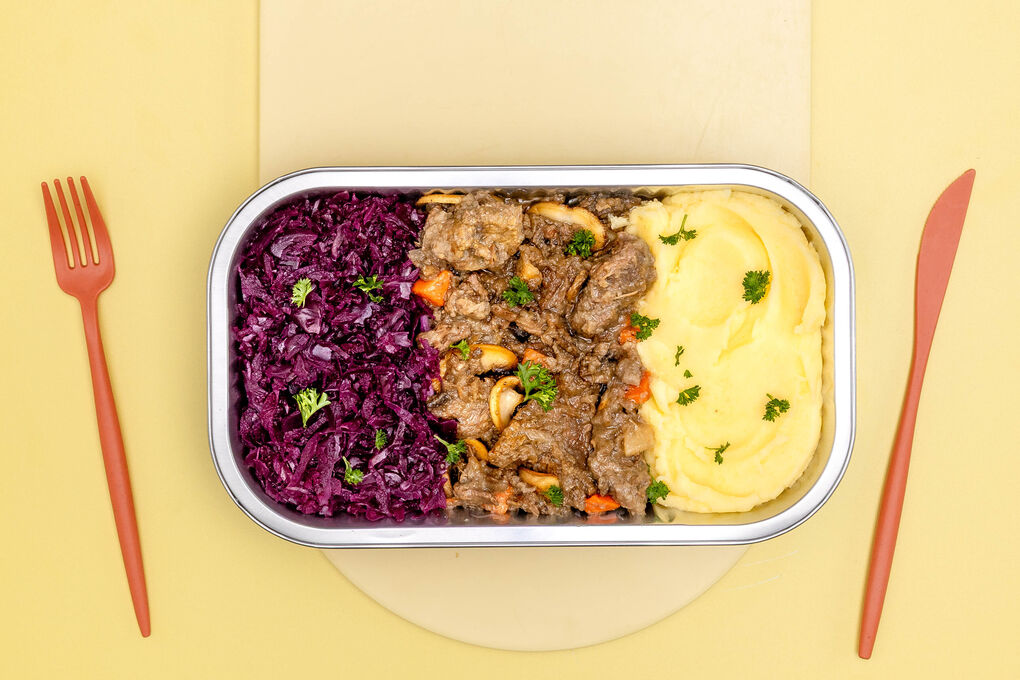 Herzhaftes Bœuf bourguignon mit Rotkohl und Kartoffelpüree