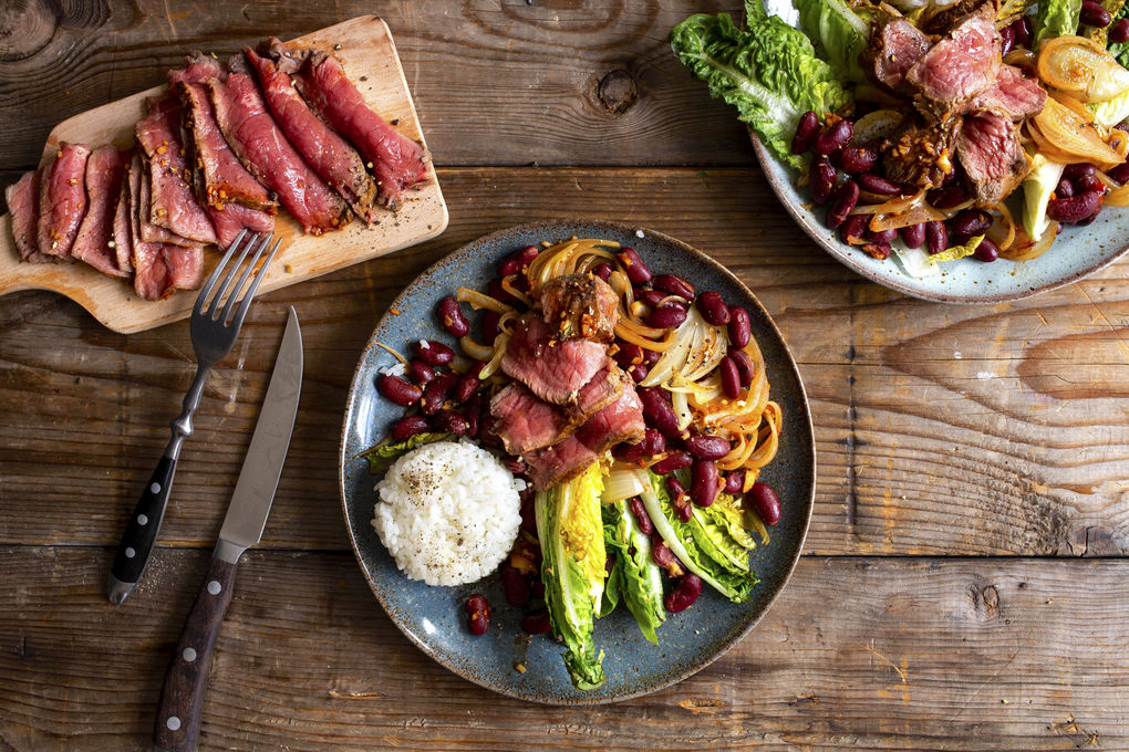 Koreanisches Rindersteak an Bohnen, Reis und gebratenem Salat