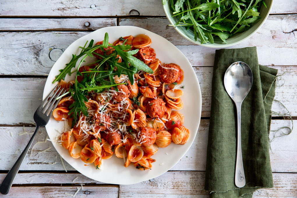 Orecchiette mit Salsiccia und würziger Thymian-Tomatensauce