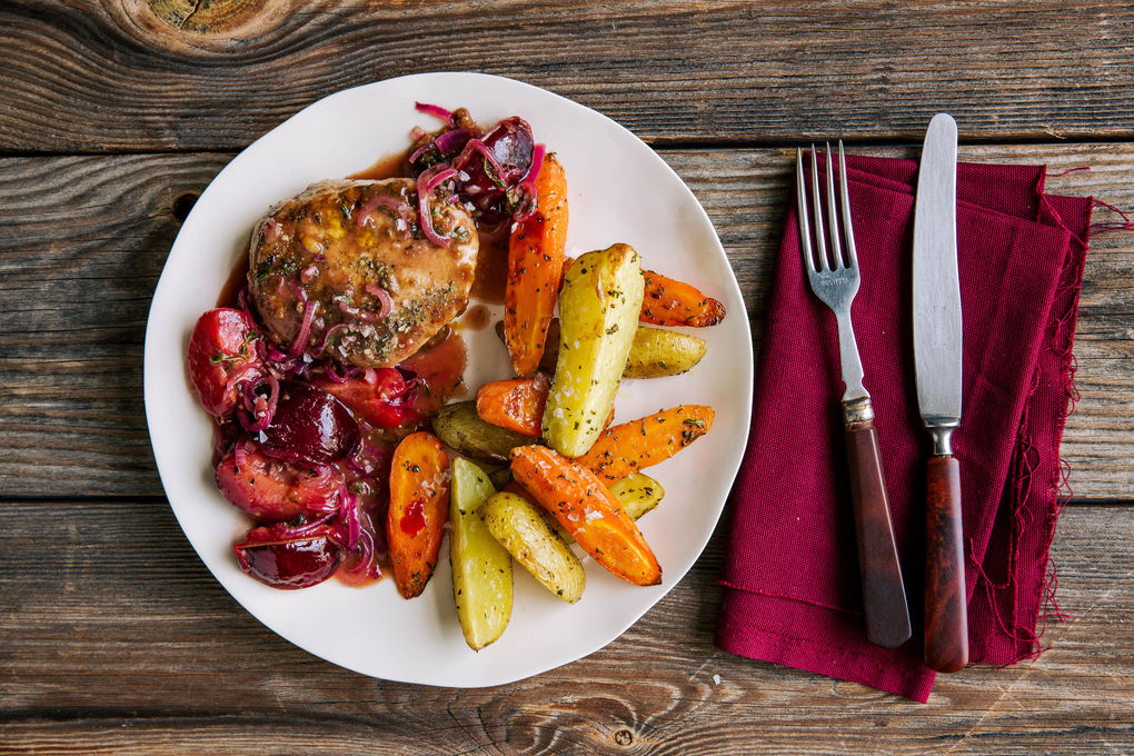 Zartes Schweinesteak mit Pflaumen und Ofengemüse mit Provence-Kräutern