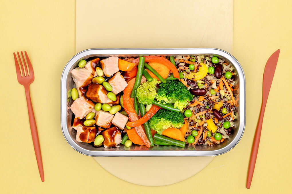 Zarter Teriyaki-Lachs mit Quinoa und Gemüse