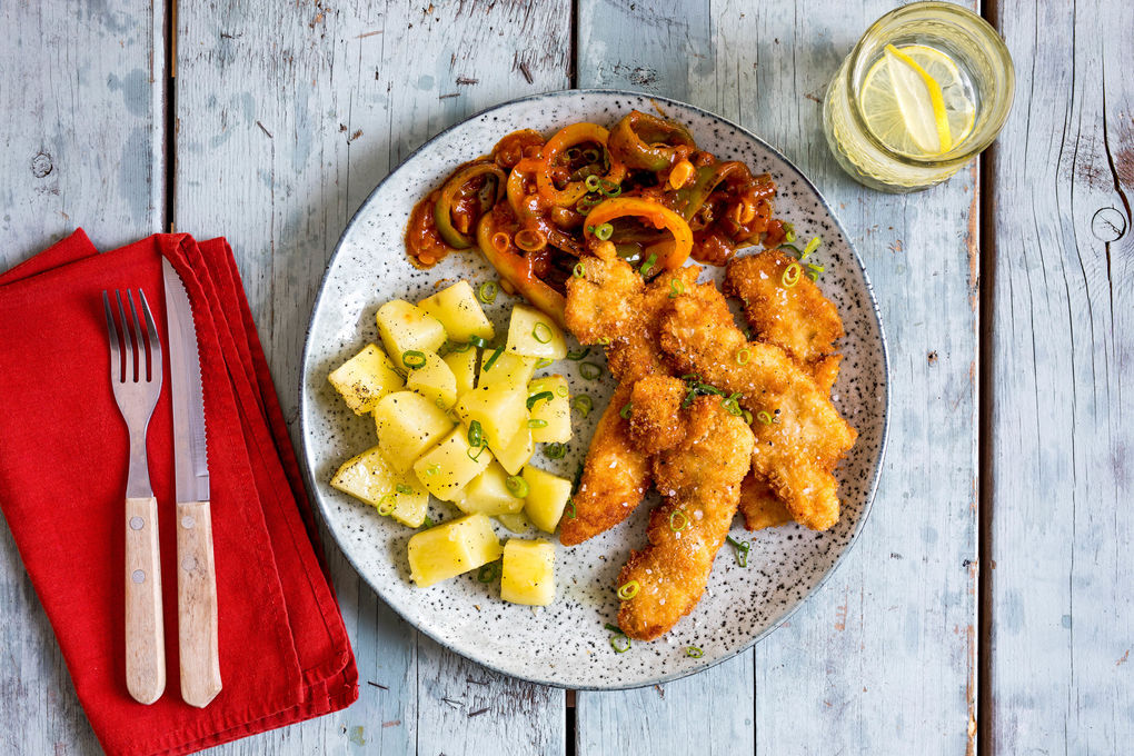 Panierte Hähnchenschnitzel mit Salzkartoffeln und Paprikagemüse