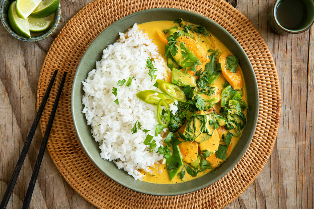 Vegetarisches Thai-Curry mit Zuckererbsen und Jasminreis