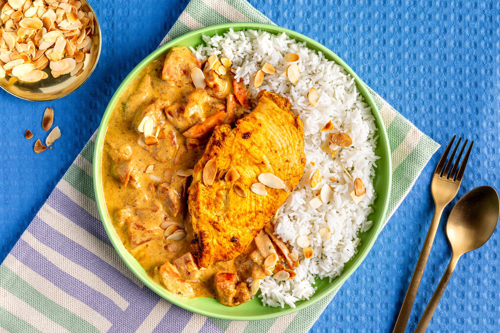 Indisches Hähnchencurry mit Mandeln mit Curry-Joghurt-Sauce und Vollkornreis