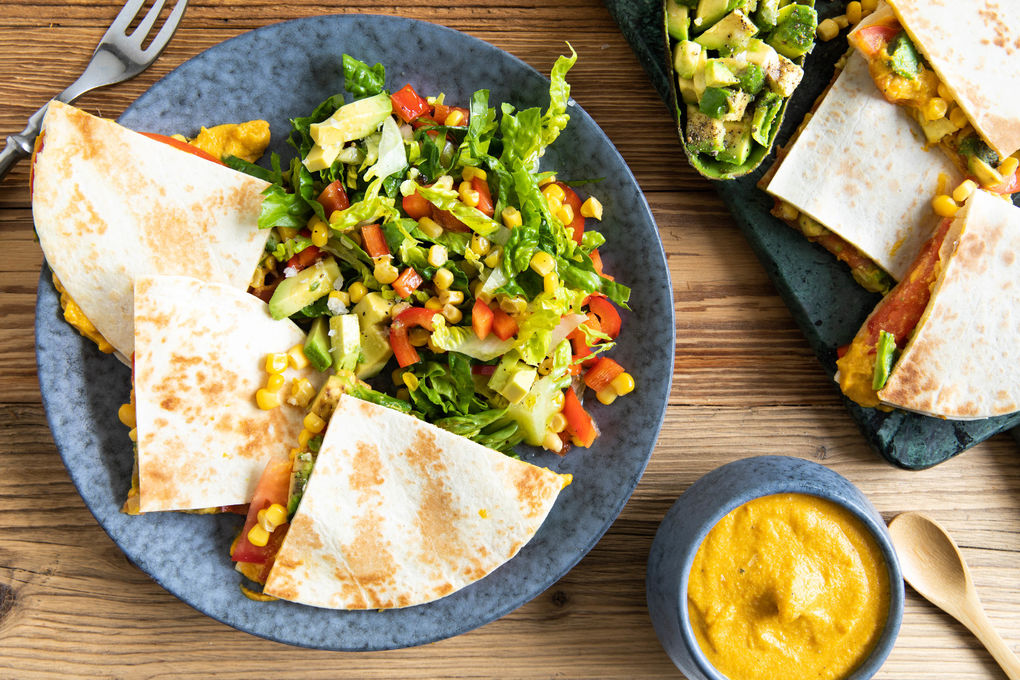 Avocado-Mais-Quesadillas mit veganer Cashewcreme und Salat