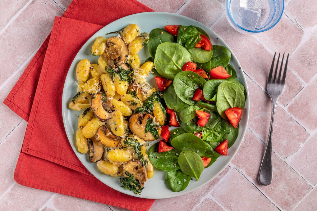 Gnocchi-Champignon-Auflauf mit Spinat-Tomaten-Salat