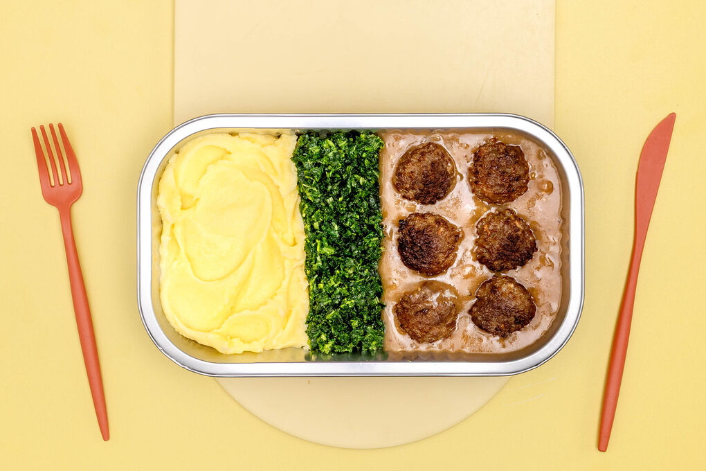 Saftige Rindfleischbällchen mit Püree und cremigem Spinat