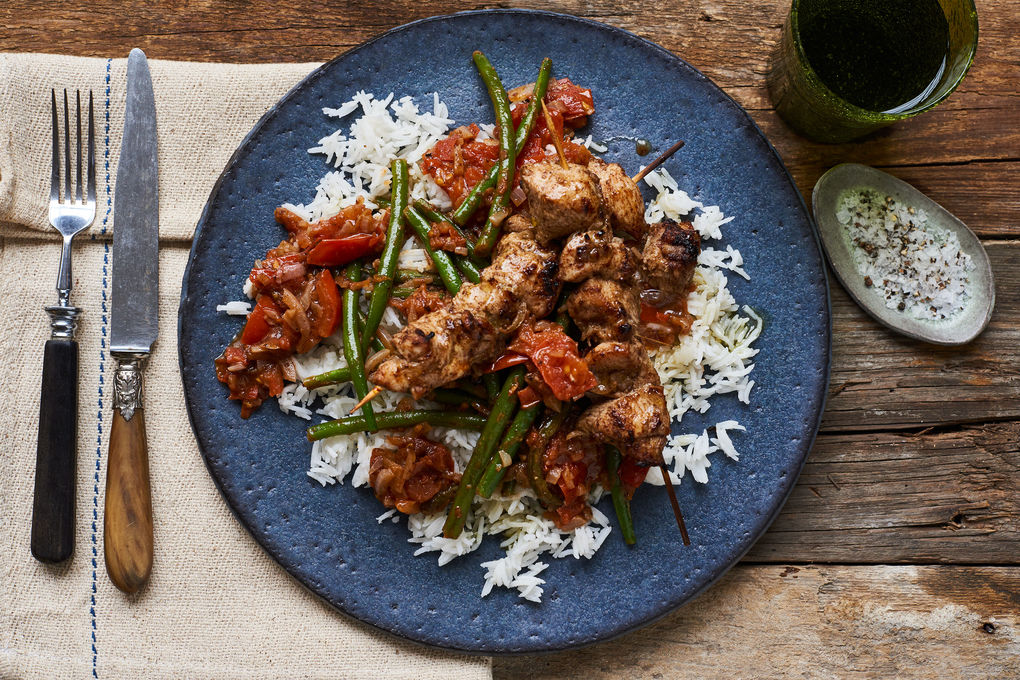 Orientalischer Hühnchen-Kebab mit grünen Bohnen und Reis