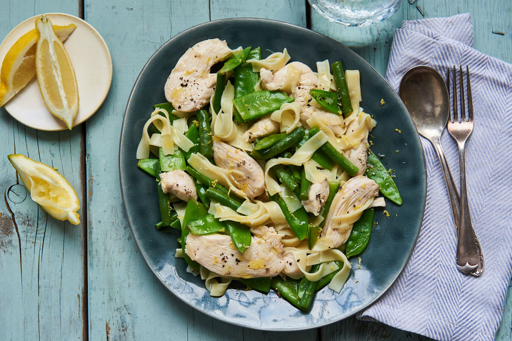 Zartes Hähnchen mit Bandnudeln und grünen Bohnen