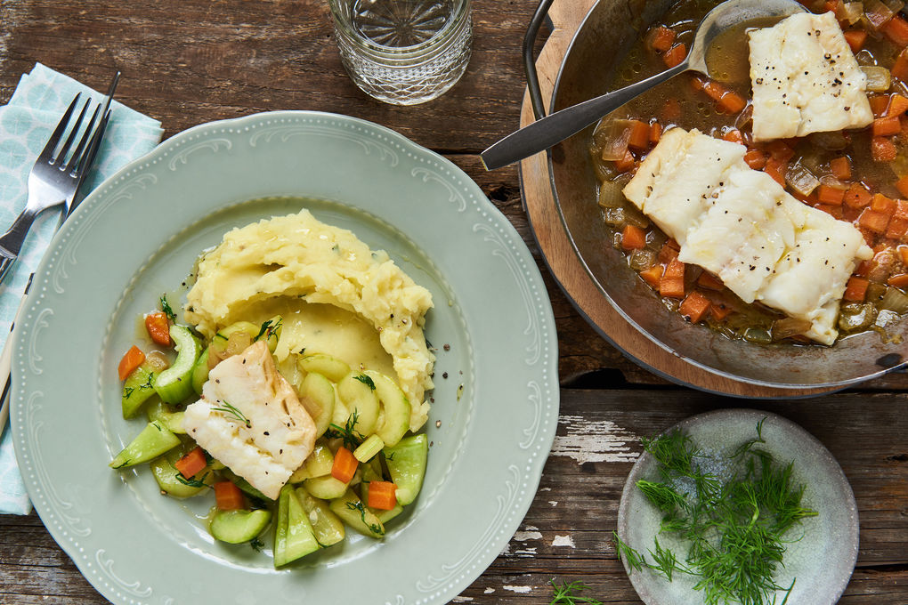 Gedämpfter Schellfisch mit Schmorgurken und Kartoffelstampf
