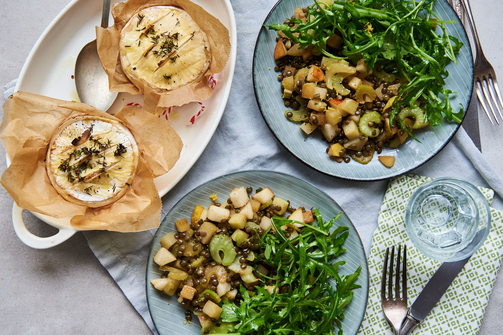 Leichter Linsen-Kohlrabi-Salat mit gebackenem Camembert