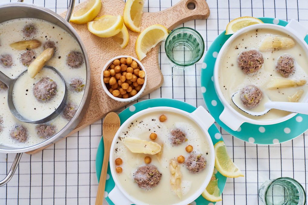 Spargel-Rahm-Suppe mit Rindfleischklößchen