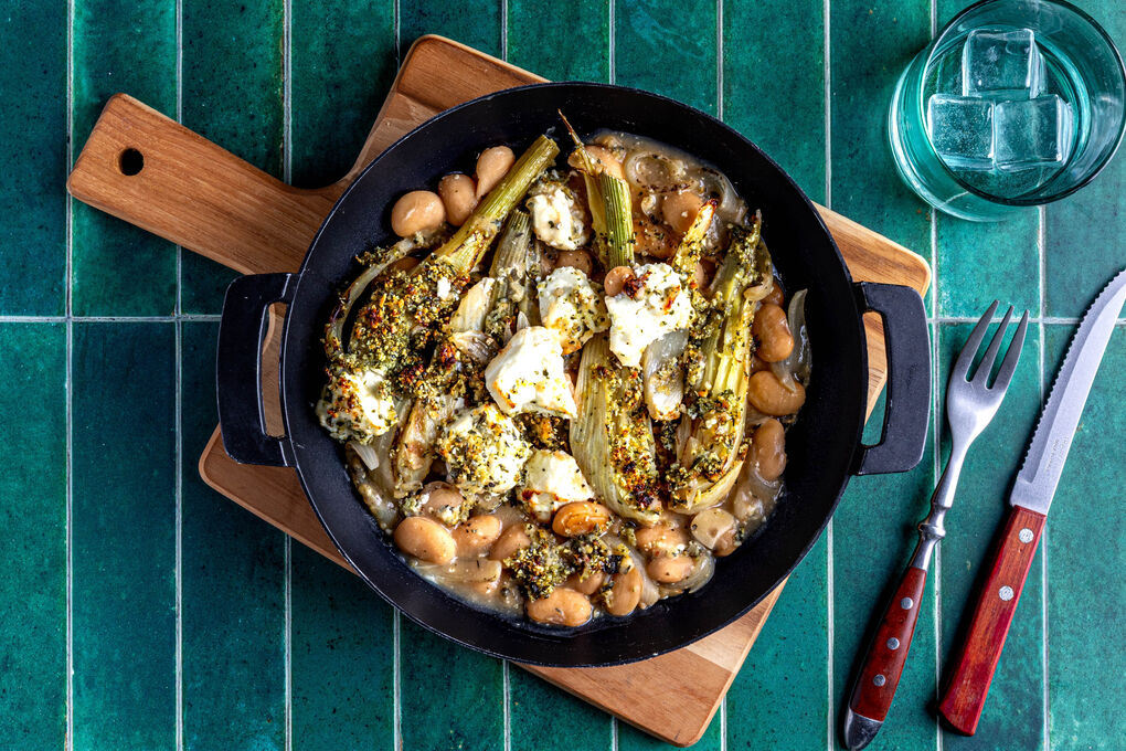 Aromatische Bohnen-Fenchel-Pfanne mit Feta und Kürbiskerntopping