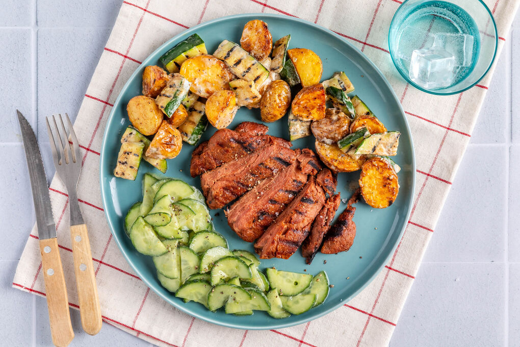 Veganes Steak an zweierlei Salaten mit gegrillter Zucchini, Kartoffeln und Gurke