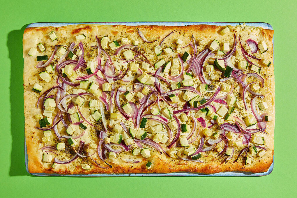 Zucchinipizza mit Kräuter-Crème-fraîche mit roten Zwiebeln