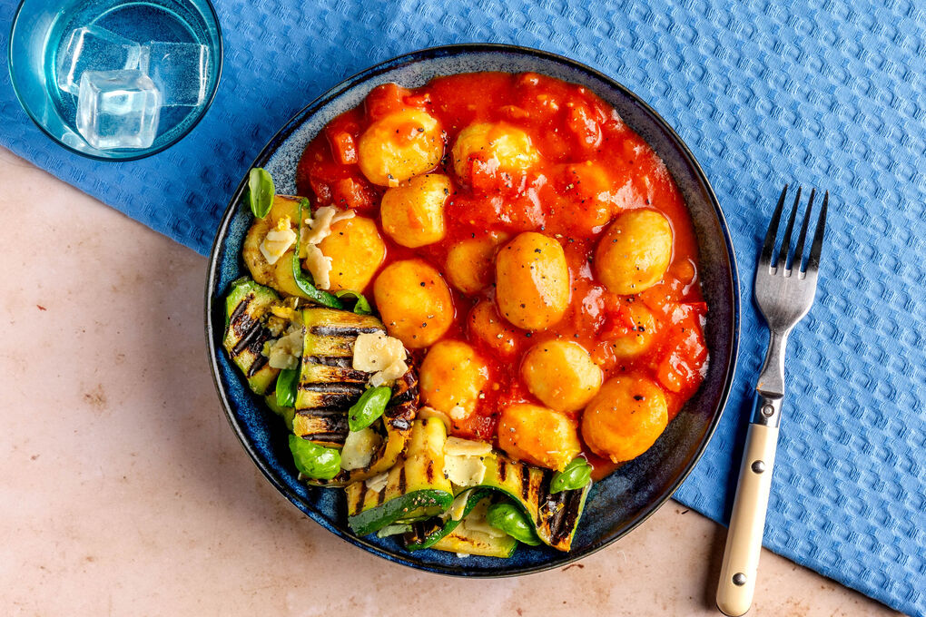 Käse-Gnocchi mit Tomaten-Thymian-Sauce dazu gegrillte Zucchini mit Käse