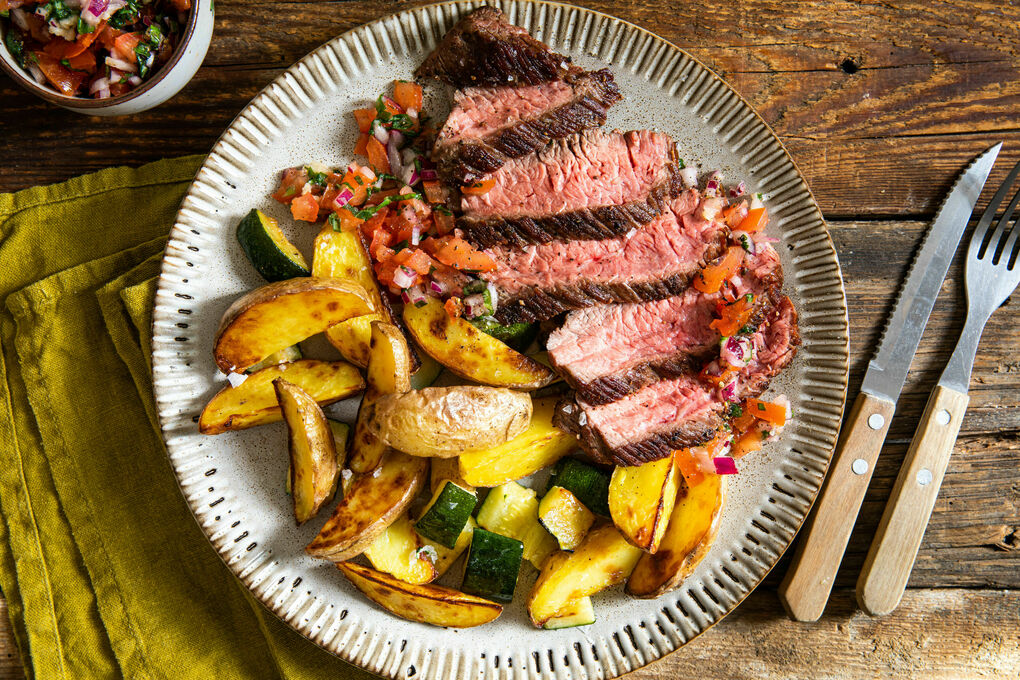 Bio-Rindersteak mit Tomatensalsa dazu gebackene Kartoffeln und Zucchini
