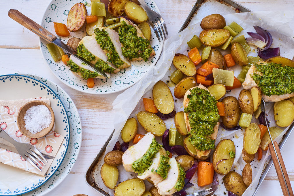 Gebackenes Petersilien-Huhn mit krossem Ofengemüse