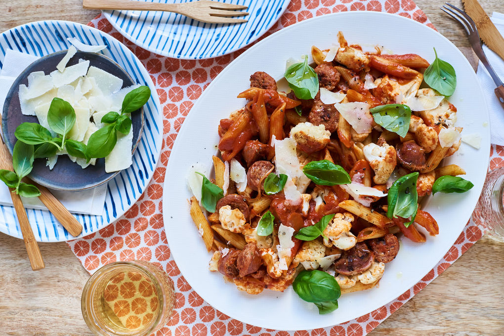 Italienische Penne mit Salsiccia und Blumenkohl