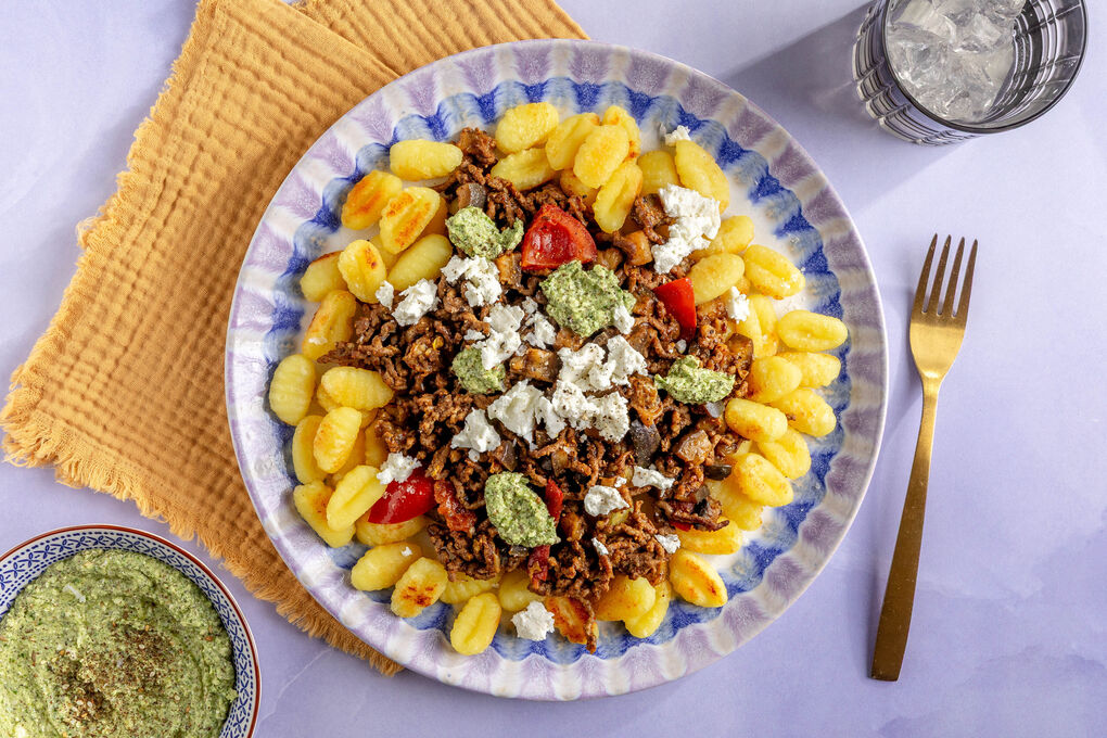 Auberginen-Rinderhack-Pfanne mit Gnocchi und Basilikum-Feta-Pesto