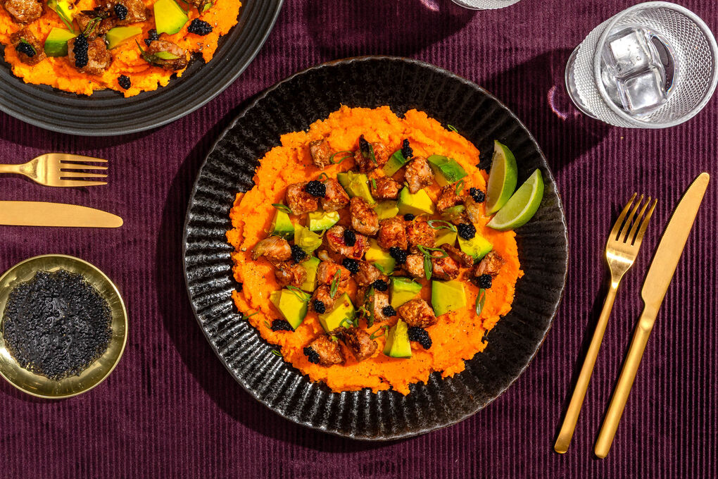 Sesam-Thunfisch mit Seealgen-Kaviar mit Avocado auf Süßkartoffelstampf
