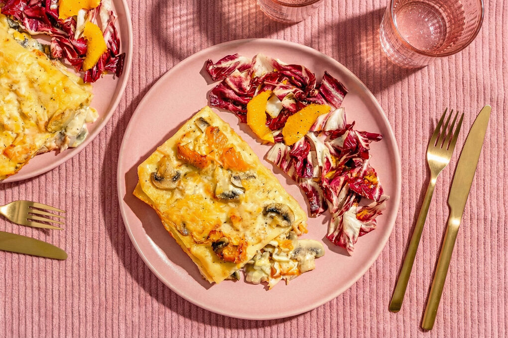 Lasagne mit Stremellachs und Champignonsauce dazu Salat mit rotem Chicorée und Orange