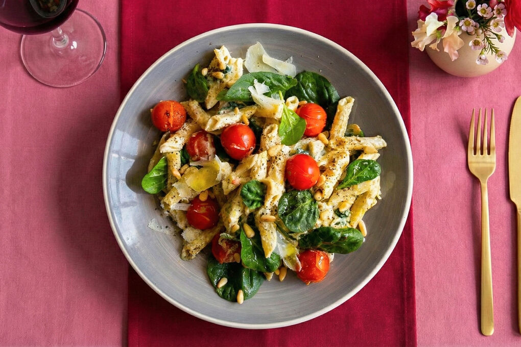 Getrüffelte Penne mit Spinat, Tomaten und Pinienkernen