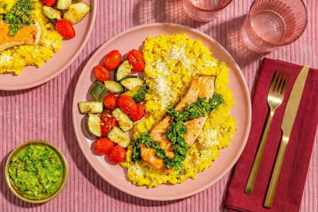 Saftiger Lachs auf Safran-Risotto mit Pistazien-Gremolata, Tomaten und Zucchini