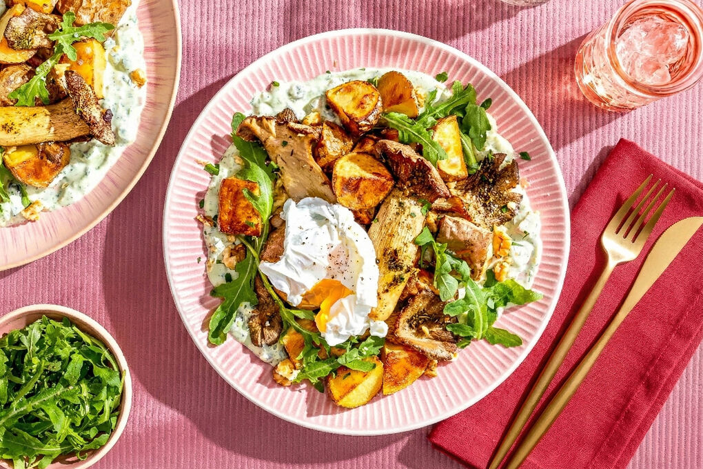 Kräuterseitlinge und pochiertes Ei mit Kartoffeln auf Kräutercreme und Rucola