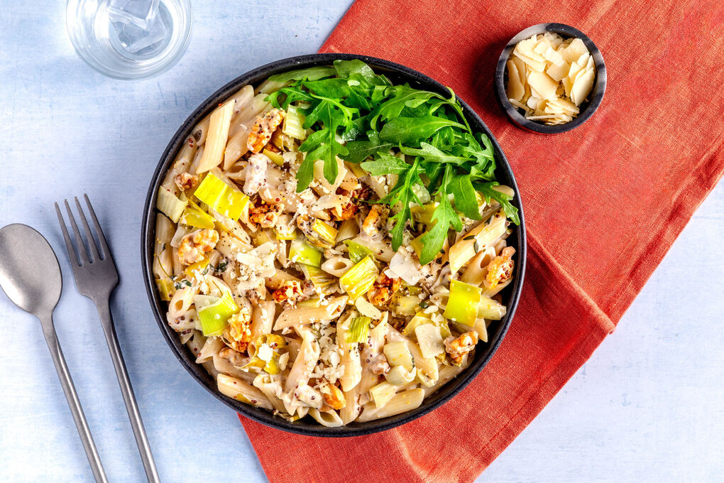 High-Protein-Penne mit Walnuss und Käse dazu zitroniger Rucolasalat
