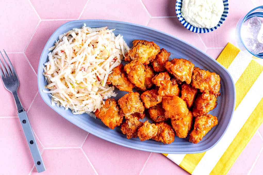 Knuspriger Tofu Buffalo-Style mit Sellerie-Apfel-Salat und Fetadip