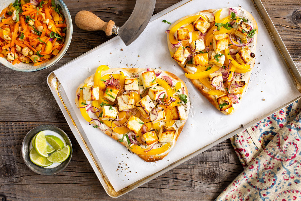 Indische Naan-Pizza mit Paneer dazu Karotten-Cashew-Salat