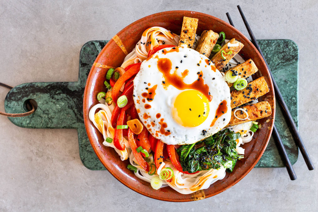 Vegetarische Reisnudeln Bibimbap-Style mit gebratenem Tofu und Spiegelei