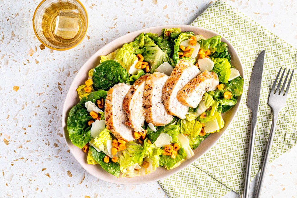 Zartes Hähnchenbrustfilet auf Salat Low Carb mit Trüffel-Mais-Vinaigrette