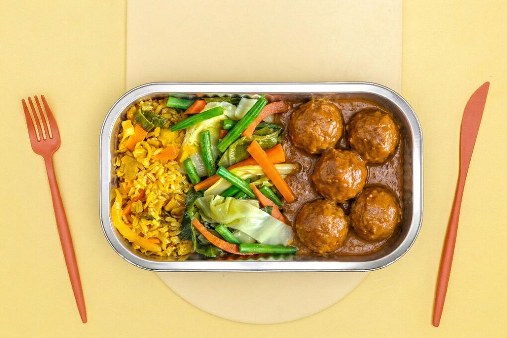 Vegetarisches Satay mit Hackbällchen mit grünen Bohnen und Nasi Goreng