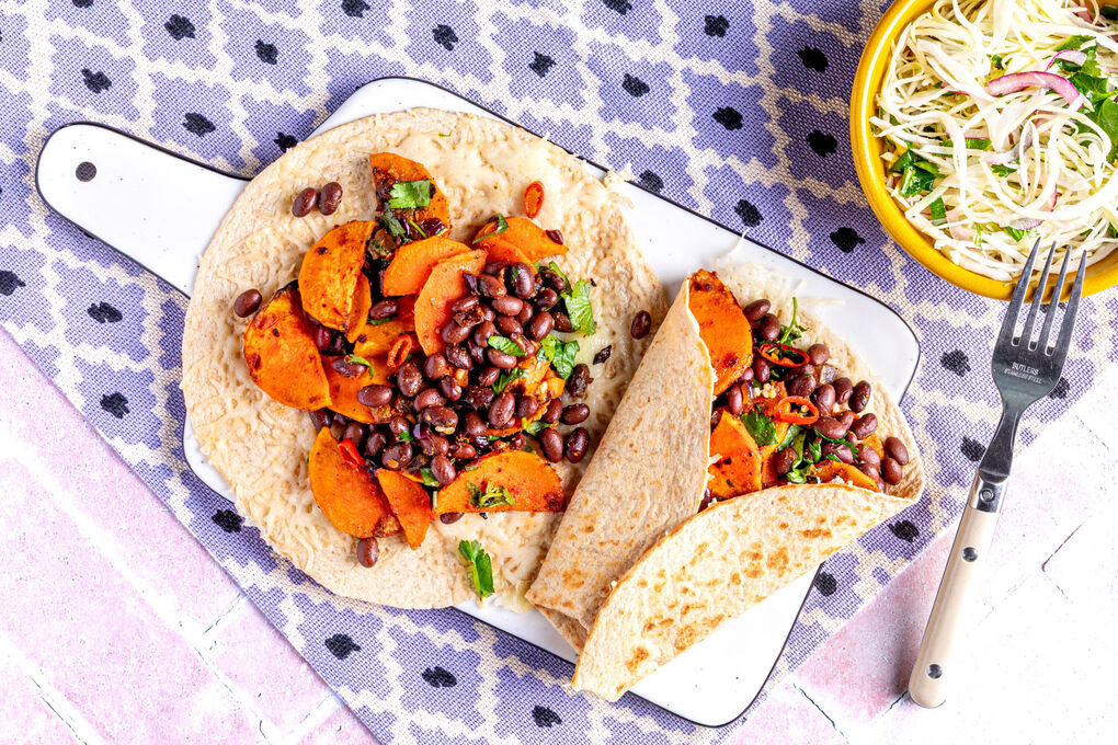 Pikante Süßkartoffel-Bohnen-Wraps mit Käse dazu spritzig-würziger Coleslaw