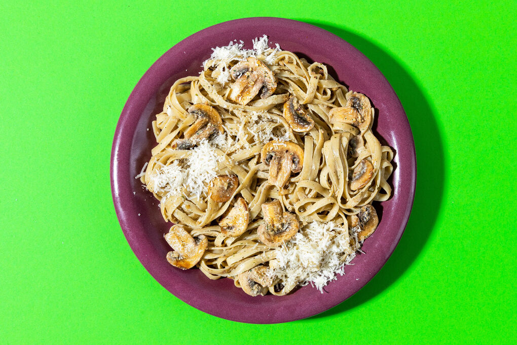 Tagliatelle mit cremigen Champignons und feinem Haselnuss-Crunch