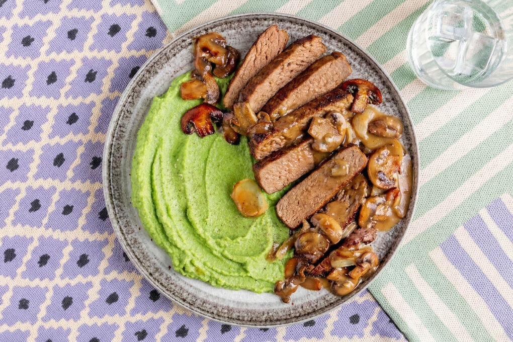 Saftiges Veggie-Steak mit cremiger Pilzsauce und Brokkolipüree