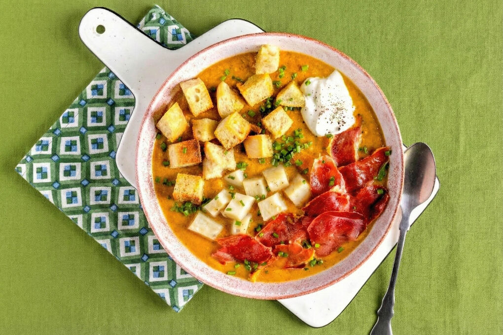 Winterliche Pastinaken-Miso-Suppe mit Serranochips und Croûtons