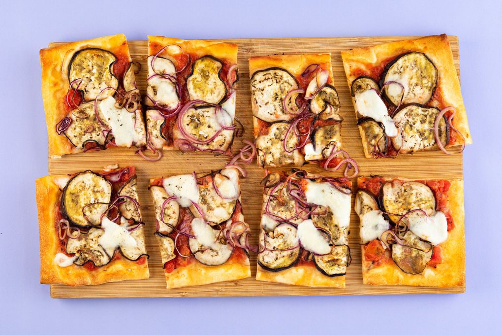 Knusprige Auberginen-Mozzarella-Pizza mit roten Zwiebeln