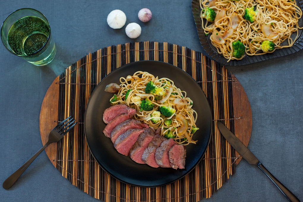 Hüftsteak mit indonesischen Ketjap Manis-Nudeln und Brokkoli