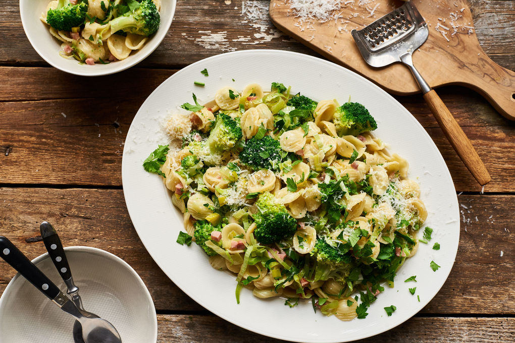 Orecchiette in Lauch-Speck-Sauce mit Brokkoli und Käse