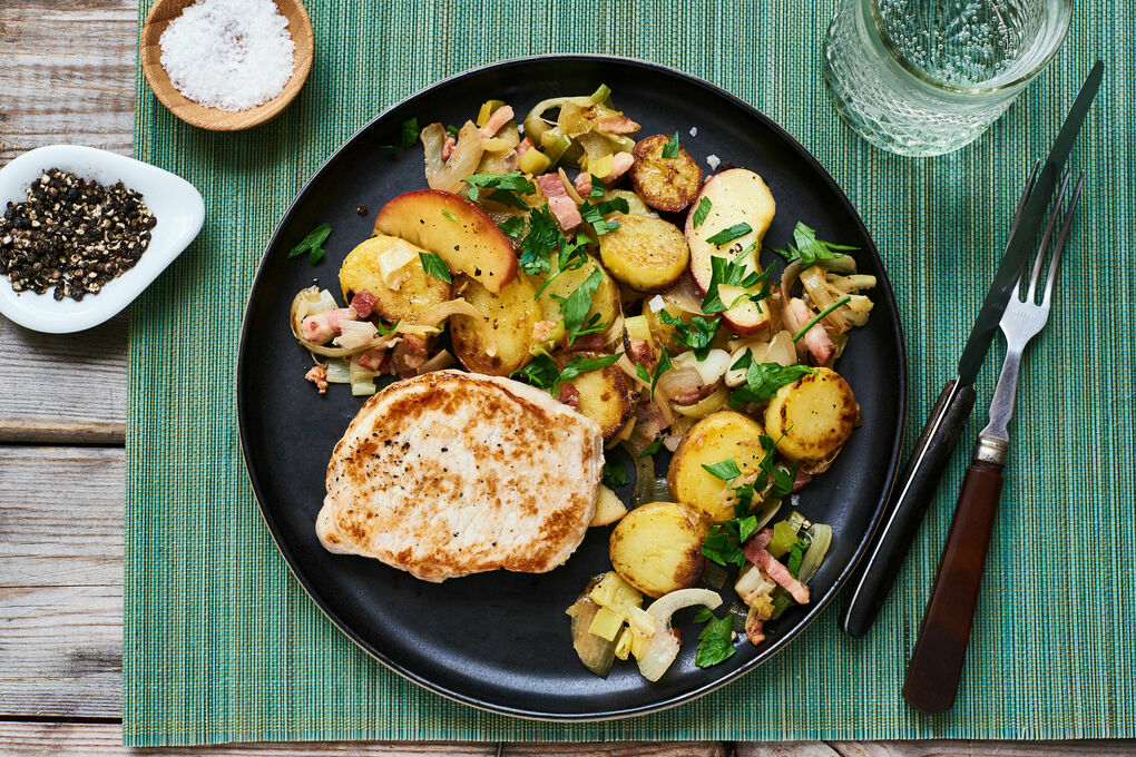Zartes Schweinerückensteak dazu Bratkartoffeln mit Speck