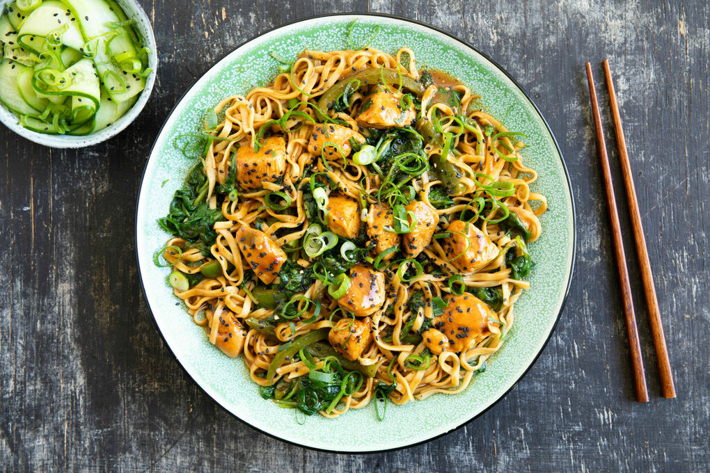 Hoisin-Hähnchen auf Nudelpfanne mit Gemüse, dazu marinierte Gurke
