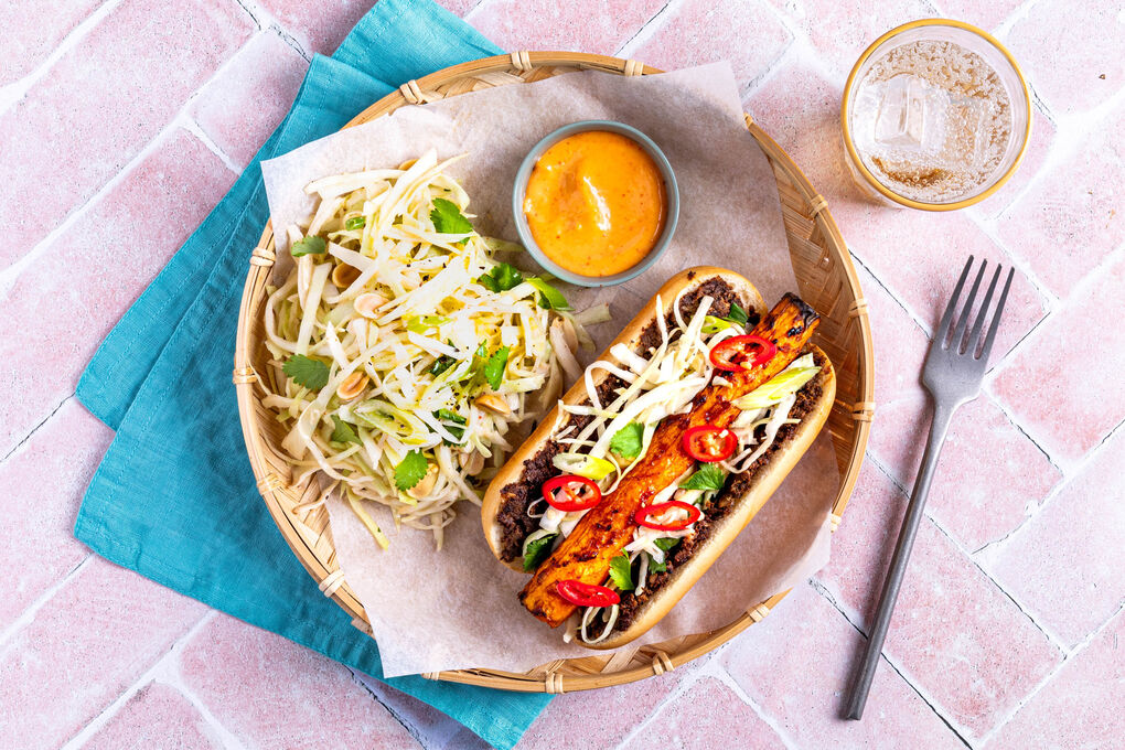 Carrot Dog Bánh-mì-Style mit Sriracha, Erdnüssen und Coleslaw